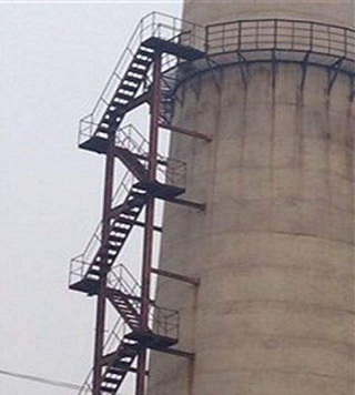 南康烟囱安装折梯的施工可以说是高空作业：