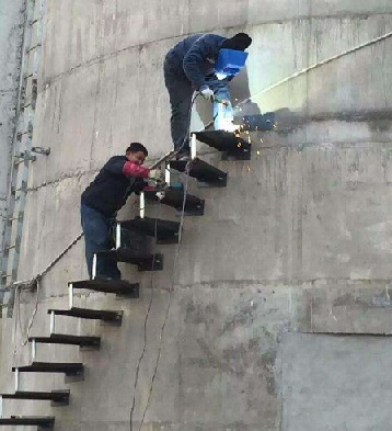 贵州烟囱安装爬梯和高空作业平台的安装过程