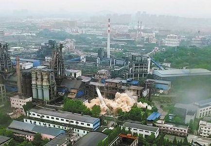 黑龙江拆除烟囱工程特点及针对性措施：