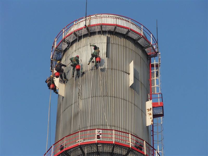 北京砖烟囱裂缝表面粉化筒身布设钢丝网粉刷加固技术