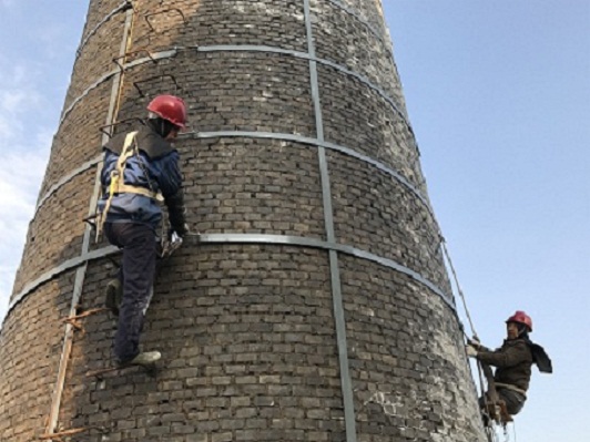 上海砖烟囱加固是怎么样施工的？